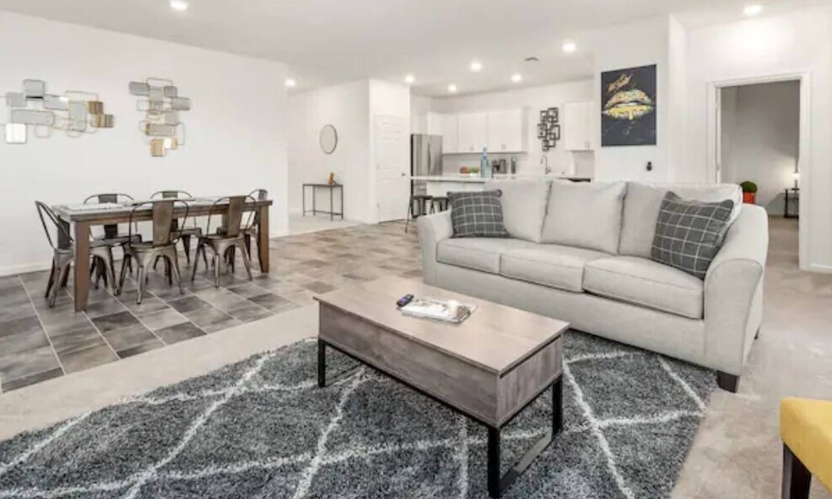 Roosevelt House | Fresno House | Long-term | 3:2+1:1 | Master Suite!