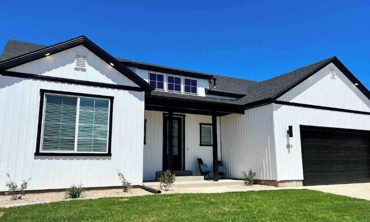 Enoch House | Full pickleball court, kings beds, HUGE clean home