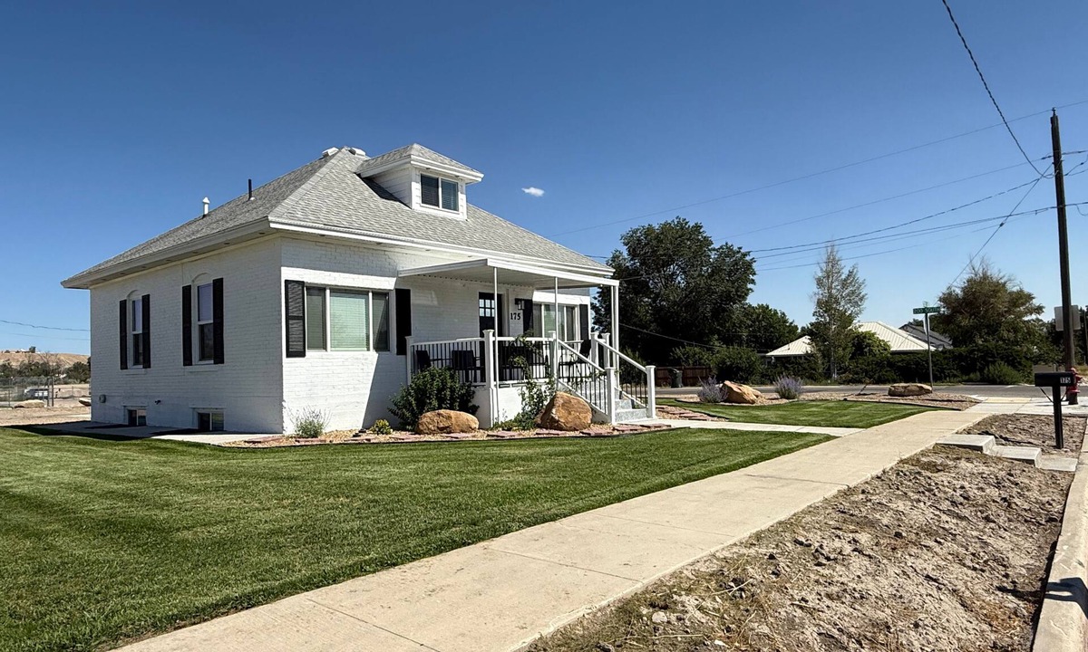 Price House | Fully Remodeled Downtown Gem Modern Comfort 3 Bedroom Sleeps 8 Plenty of Parking