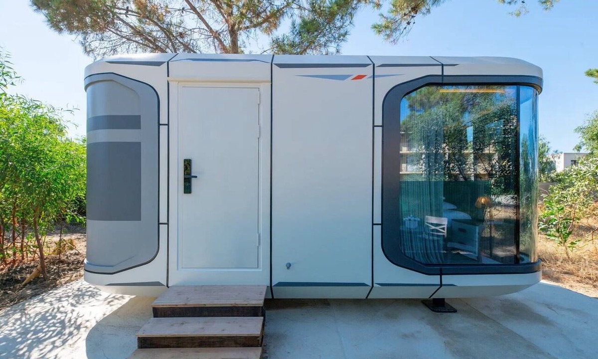 Pineto Bed & Breakfast | Futura 2 – Guest Room “Maison du Futur 2” in Borgo, 50 m from the Beach