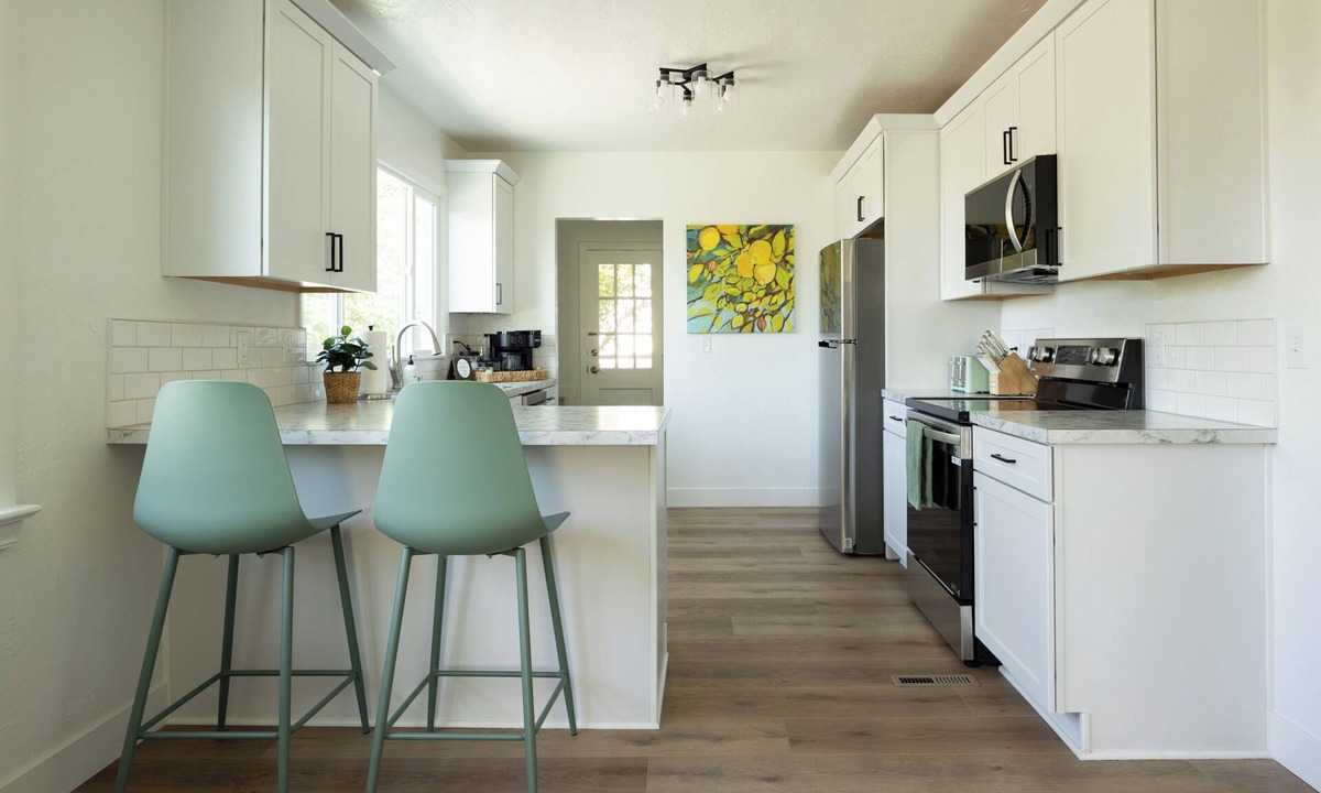 Pullman House | Game Day Getaway - 4BR/3BA, Sleeps 10, Walk to WSU
