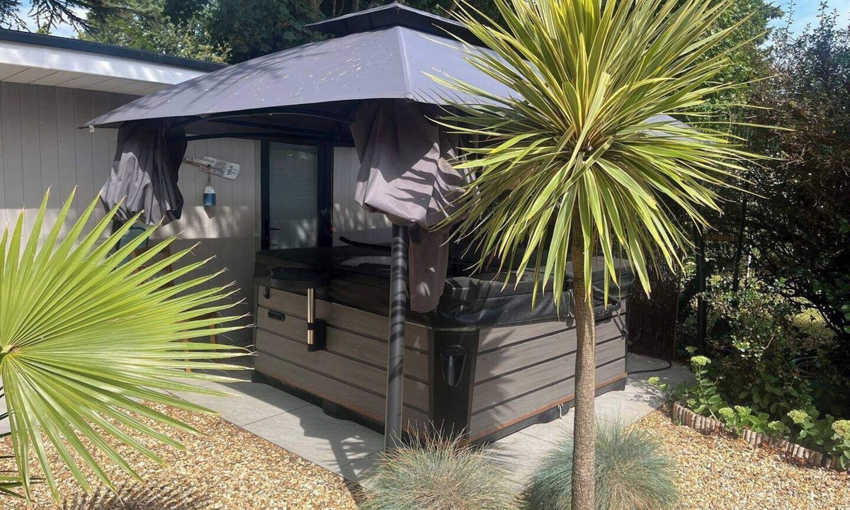 Netley Apartment | Garden Studio, private garden and amazing hot-tub