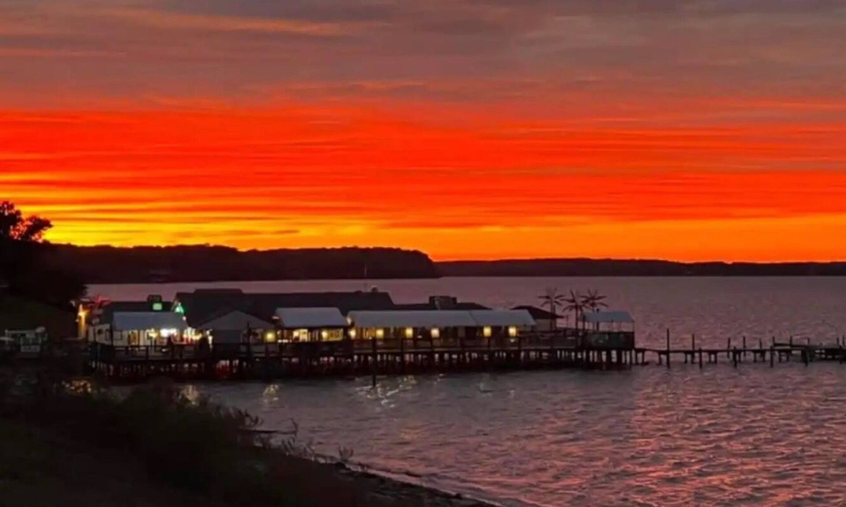 Fairview Beach Cottage | Gem on the Potomac River! Private beach, local restaurant, beautiful sunsets!