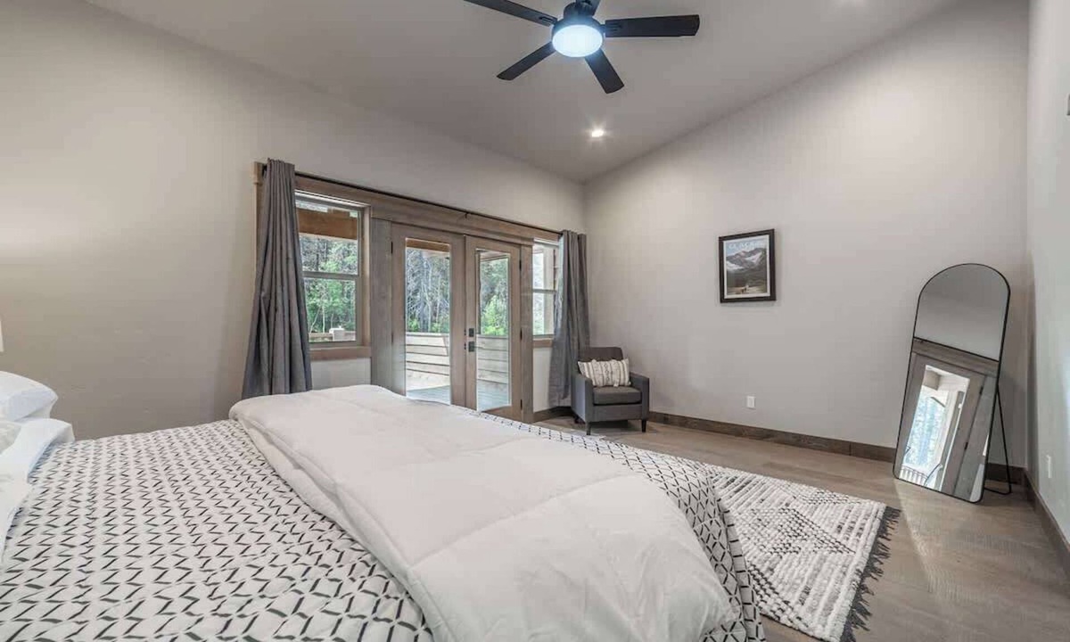 Coram Condo | Glacier's Home Base 2BR Condo Garage Private Spa