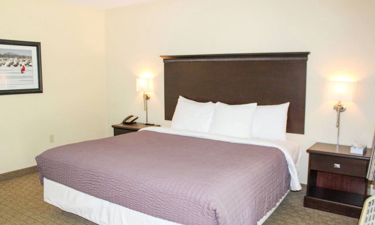 Kelleys Island Hotel | Glacier Suite at Kelley's Island Venture Resort