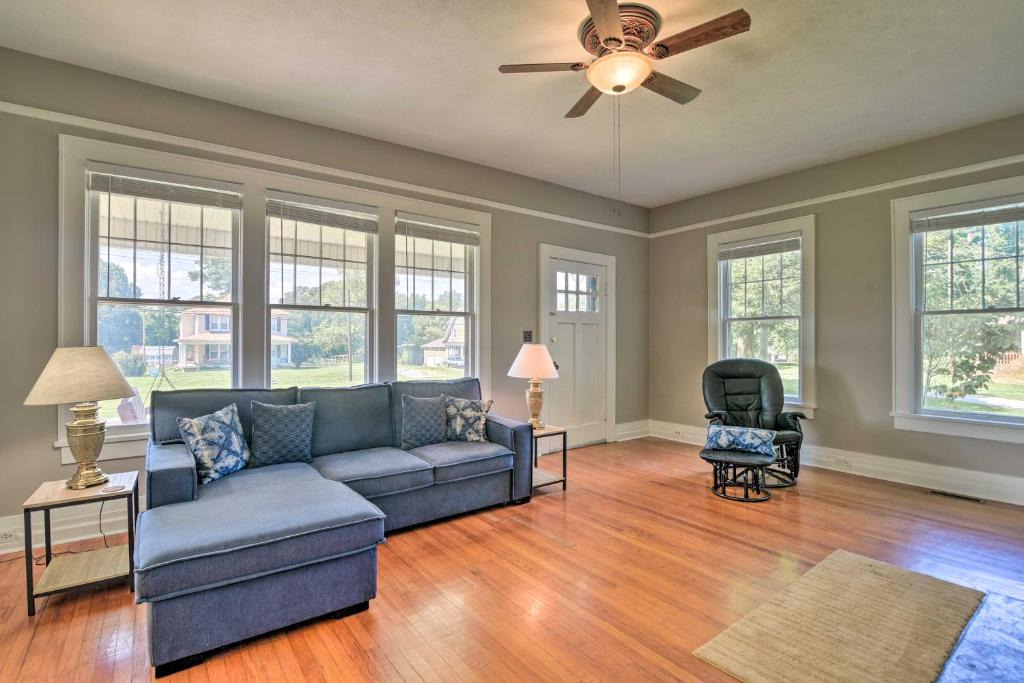 Glasgow House | Glasgow Home w/Porch: Close to Lake & Caves!