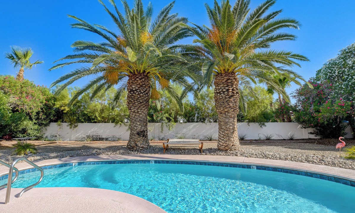 Paradise Villa | GOLDEN ERA VINTAGE BEAUTY, 3BD/2BTH w/Pool + Spa + Gorgeous Jetted Tub