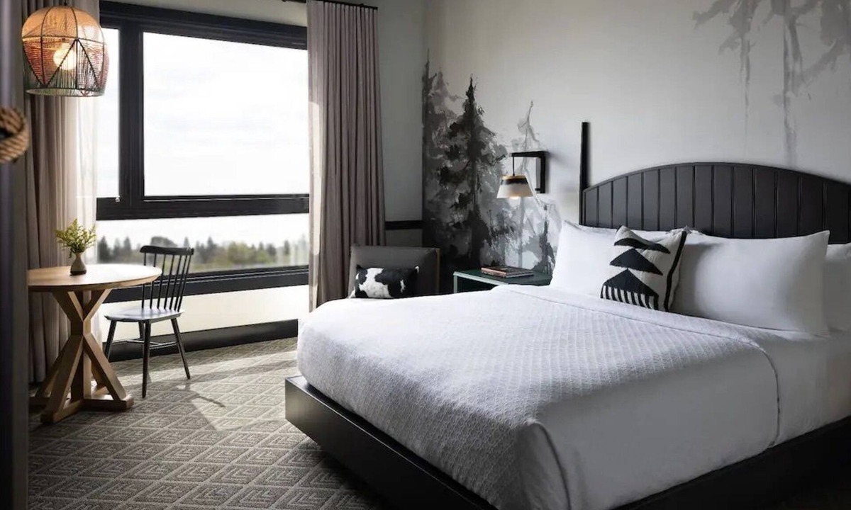 Merced Hotel | Golden Warmth - Boutique Experience Near Lake Yosemite | Historic Stay