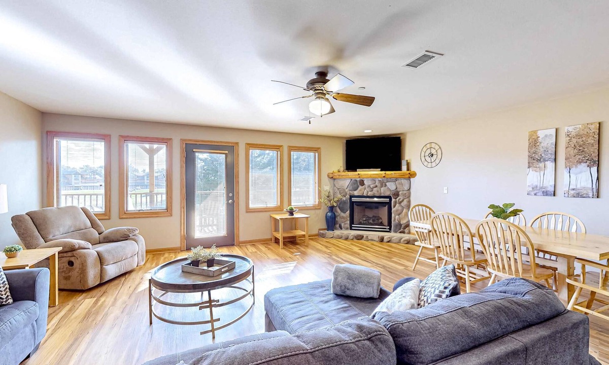 Dellwood Condo | Golf course-front condo with pool, hot tub, dock, tennis, golf, & private beach