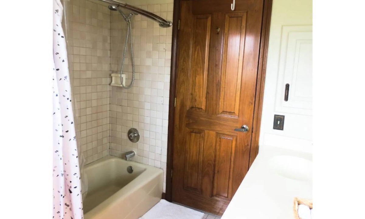 Columbus House | Golf Course Retreat--HUGE house--Quiet & Cozy