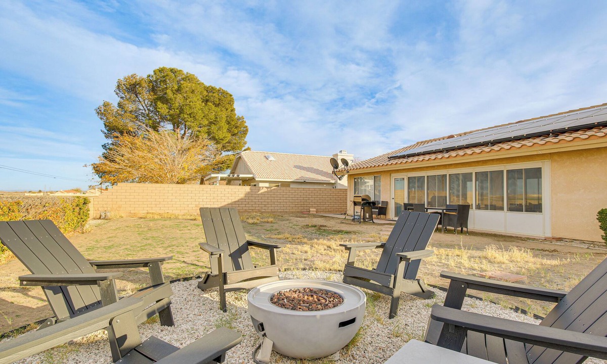 Silver Lakes Country Club House | Golf, Fish & More! Peaceful Home in Helendale