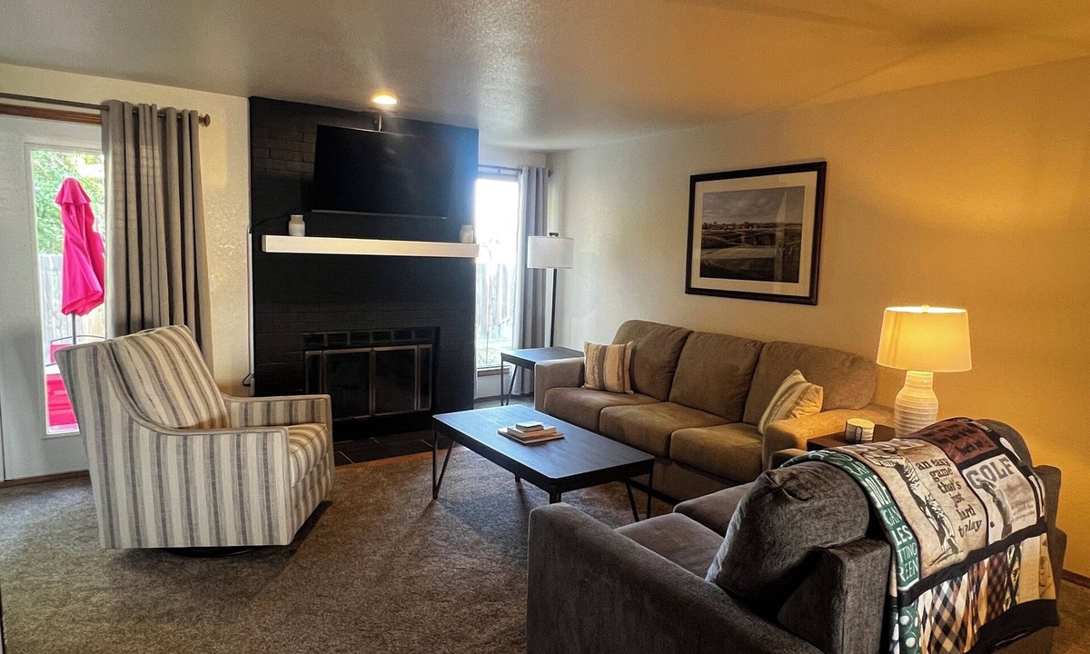 Mountain Home House | Golf Lovers Townhouse, perfect for adult couples! 2 Bedrooms, 2.5 bathrooms.