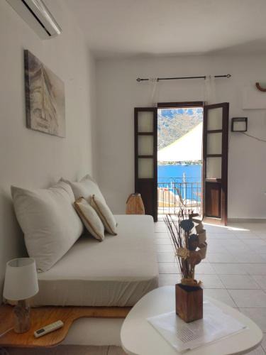 Pedi House | Gompos Apartment - Cozy Apartment next to the sea - Amazing Sea View