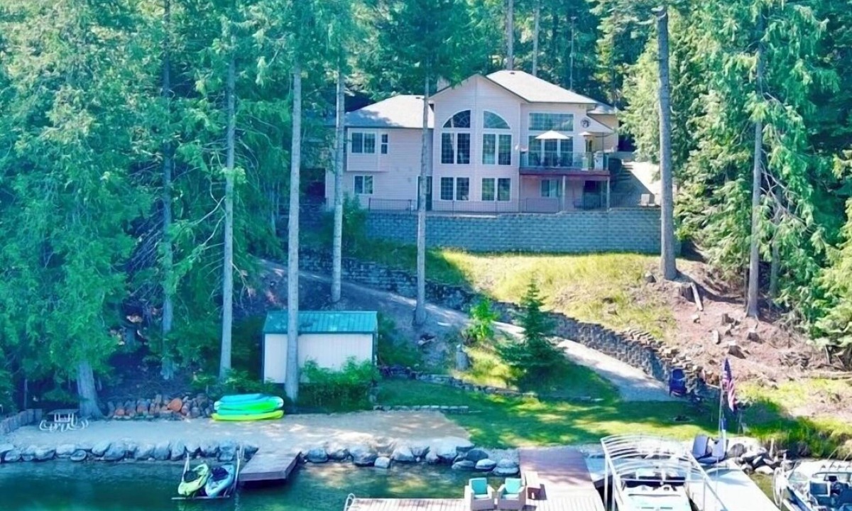Priest River House | Gorgeous Waterfront Pend Oreille River -near Priest River Sagle Sandpoint