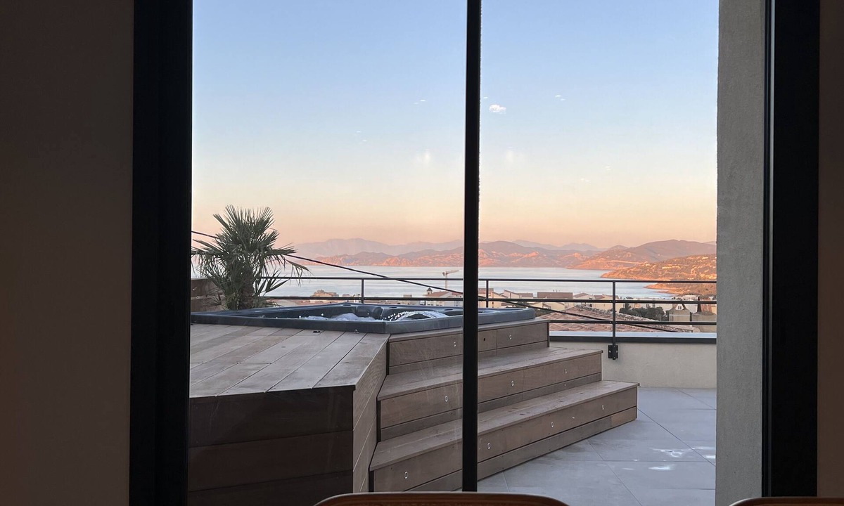 L'Ile-Rousse Apartment | Grand Appartement Avec une Très Grande Terrasse Équipée D'un Jacuzzi