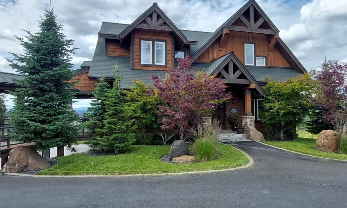 Colbert House | Grand Getaway at Green Bluff w/hot tub, ping pong table, views, views, views!