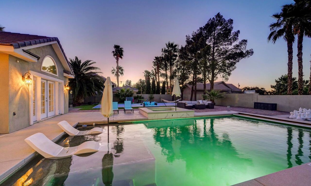 Southfork House | Grand Villa! Pickleball & GameRoom! 12 mins to the strip!