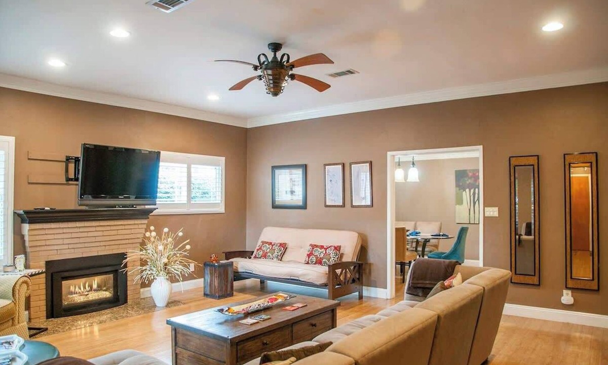 Visalia House | Group Retreat with Hot Tub and Studio