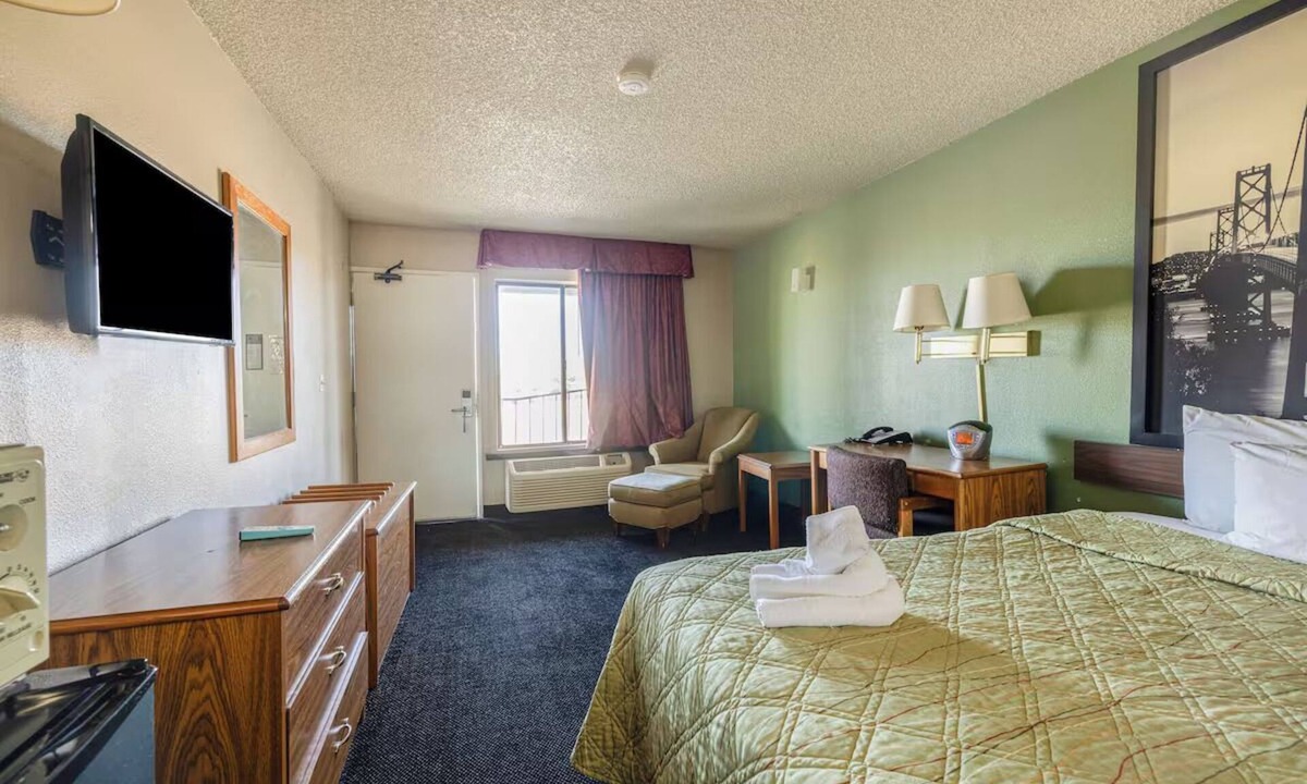 Barstow Hotel | Guest Favorite Deluxe King Bed Retro Room Near Mojave Desert