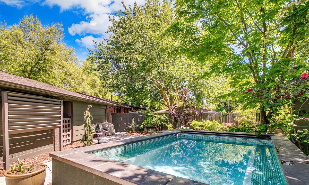 East End House | #HabitueHomes - The East End Retreat – King Bed, EV Charger, Natural Spring Pool!