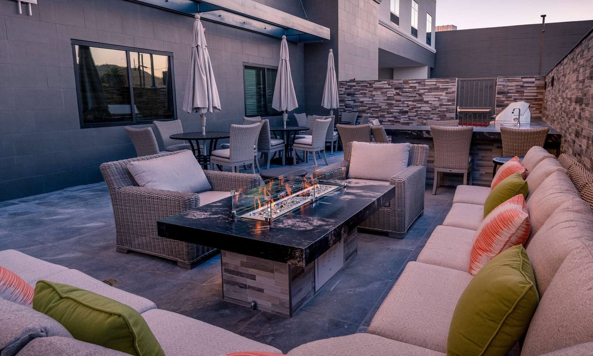 Downtown Riverside Hotel | Hampton Inn Riverside Downtown Convention Center
