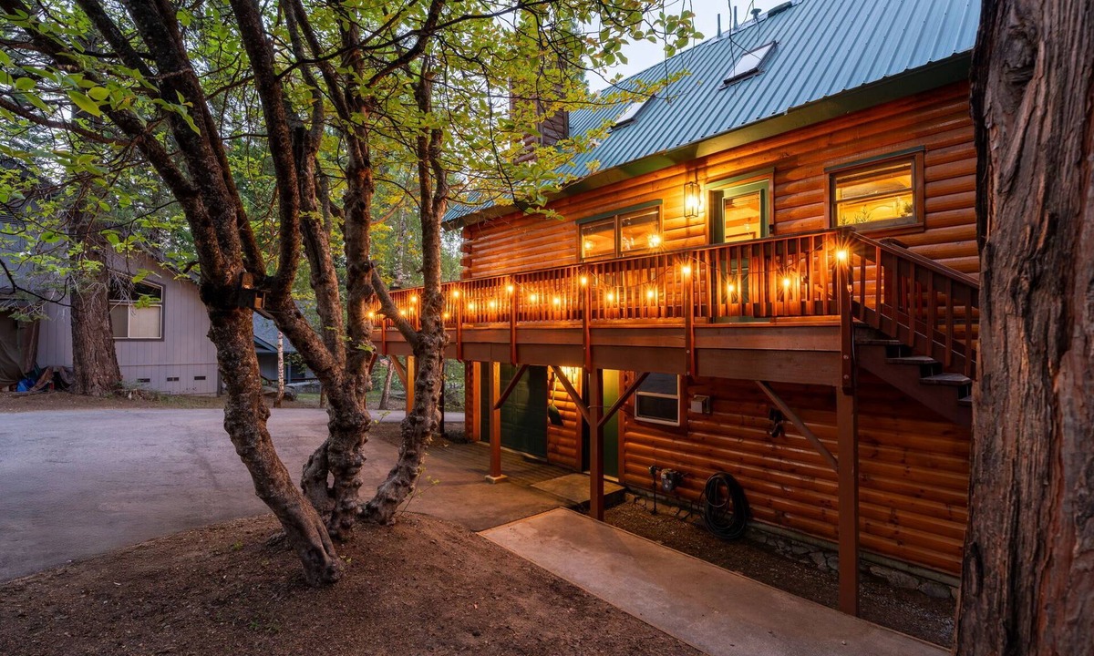 Shaver Lake Cabin | Happy Trails | Designer Log Home | Winter Escape