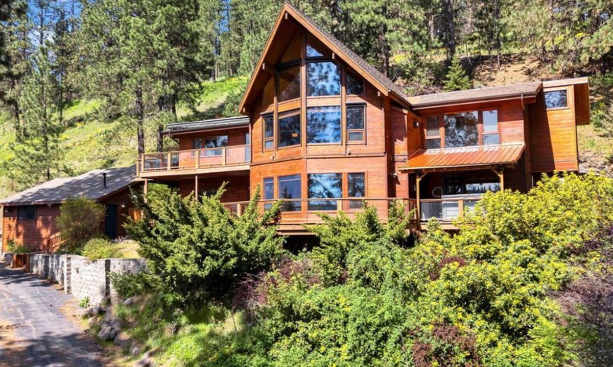Harrison House | Harrison Lakeview Retreat - CDA Bike Trail, Lake Access, Hot Tub,