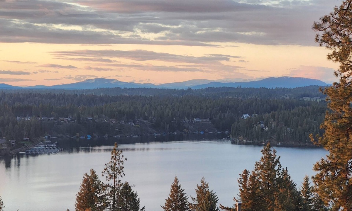 Hayden View Estates Apartment | Hayden Lake Retreat Private Deck Lake Views Near Coeur d'Alene