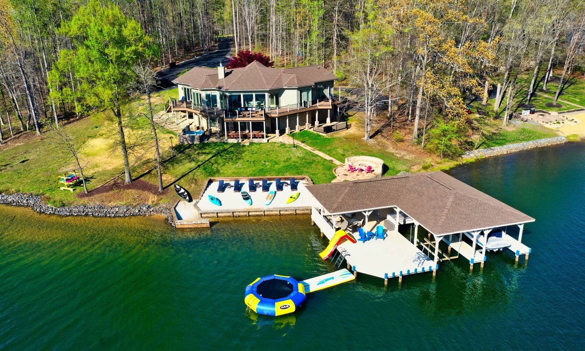 Bumpass House | Heated Lake, Sleeps 20, Electric Boat & Jet skis, Hot Tub, Movie Room, Games