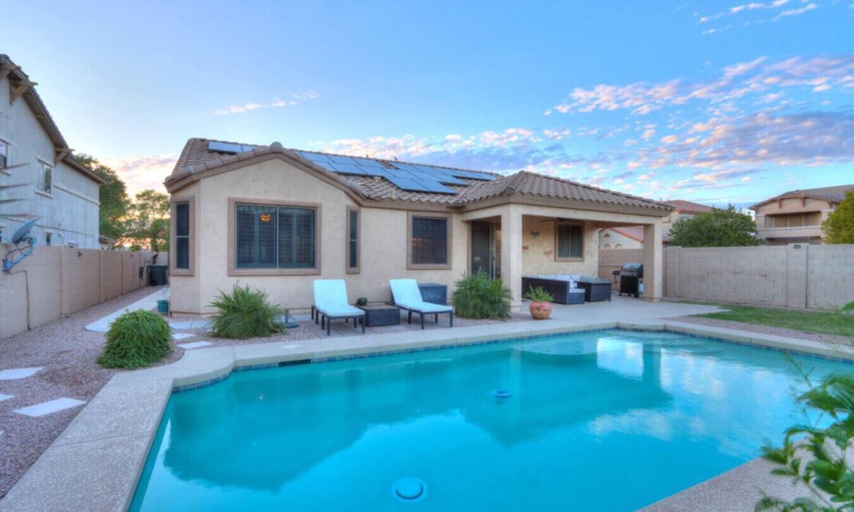 Villago House | Heated Private Pool BBQ Pet/Kid Friendly Playground