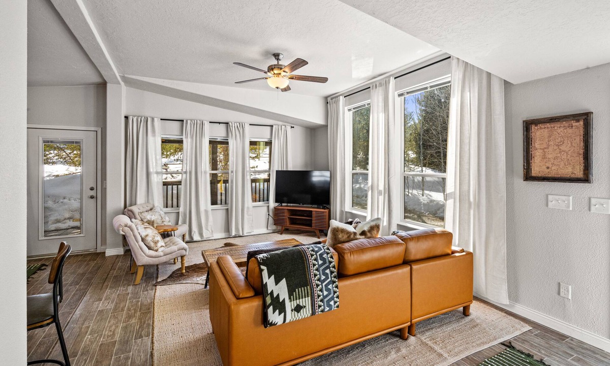 Lazy Acres House | Hidden Pines: A cozy 2-bedroom retreat just 7 minutes from Yellowstone!