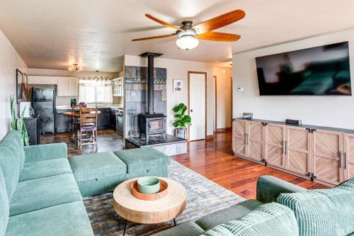 Farmington House | Hike & Golf: Farmington Home 1 Mi to Animas River!