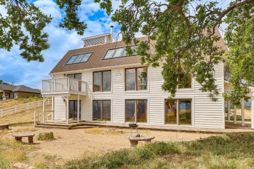 Stallion Springs House | Hiking, Wineries & More! Mtn-View Gem in Tehachapi