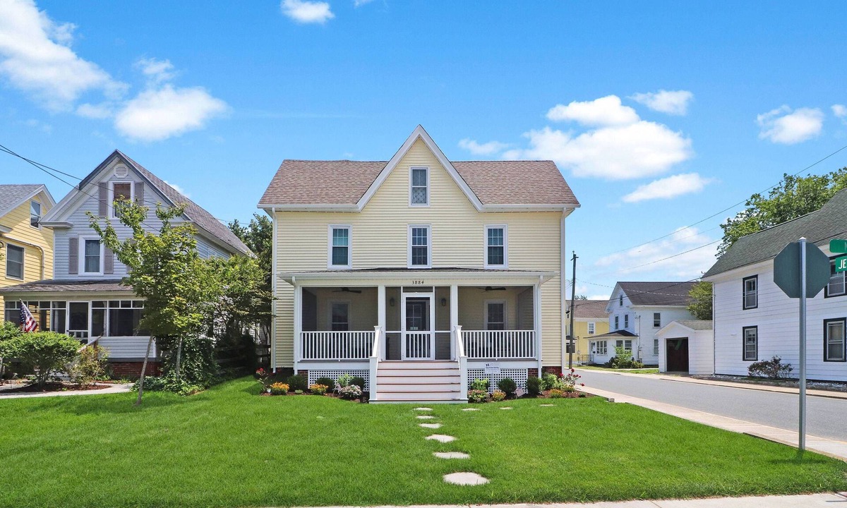 Chincoteague House | Hill House | Downtown Chincoteague 4BR Walk to Shops & Dining, Sunset Water Views + Pet Friendly