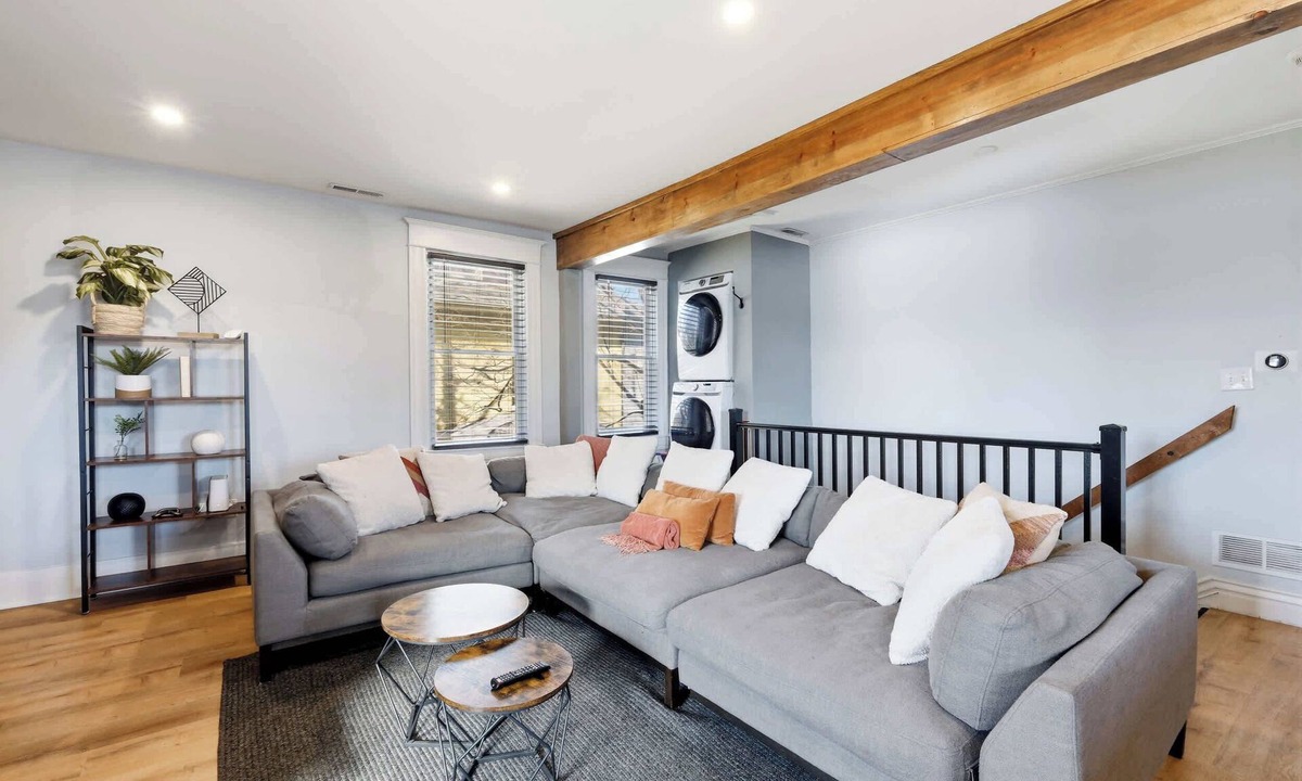 Beechmont House | Historic Foursquare Home | Vintage Charm & Comfort