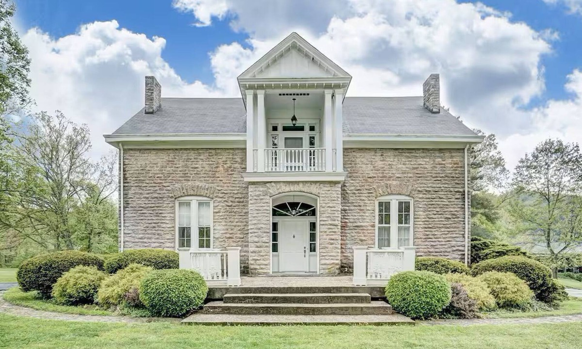 Kenton House | Historic House on Lake with Pool