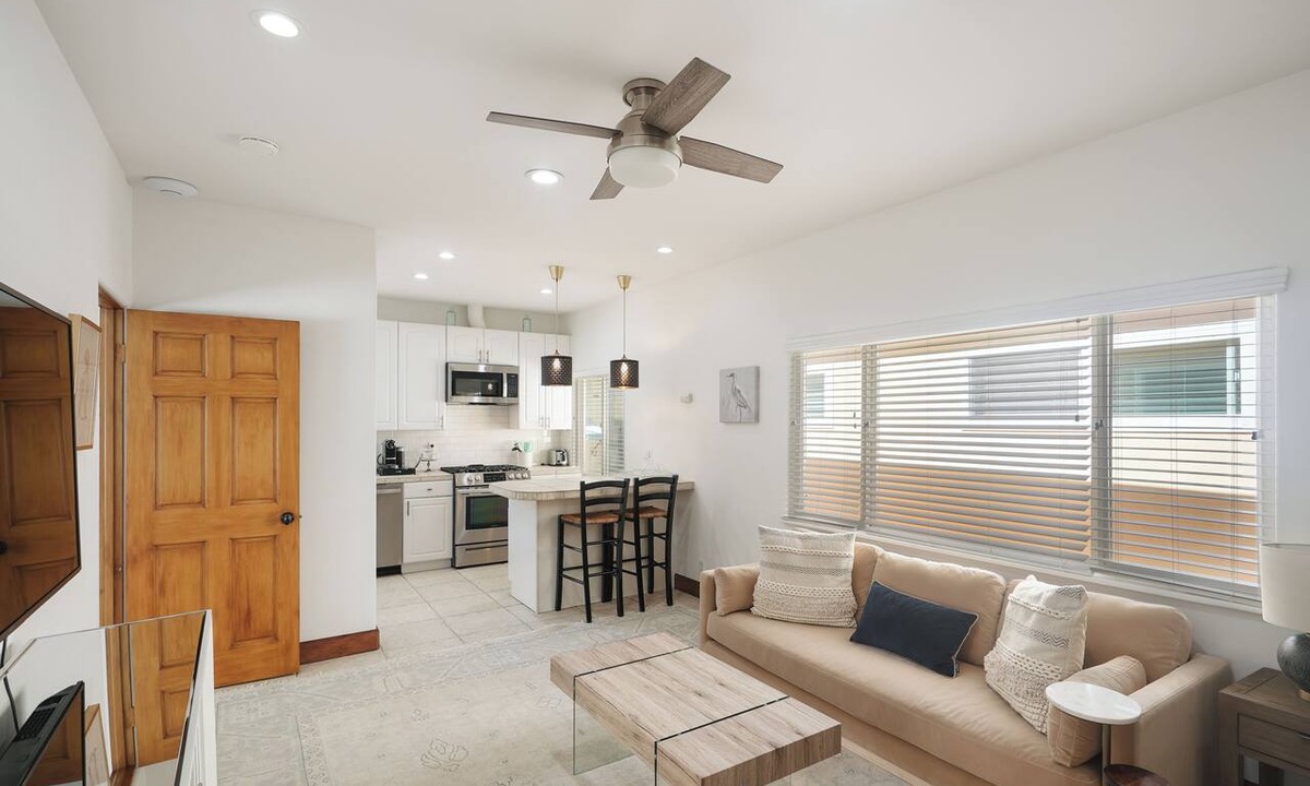 West Beach Apartment | Historic West Beach Apartment — 2 blocks to the Beach