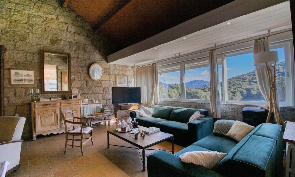 Levie House | Holiday Home 'Chez Jean Viti' with Private Garden and Wi-Fi