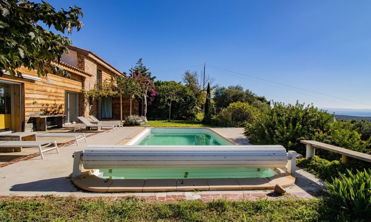 Monacia-d'Aullene House | Holiday Home 'Maison Aux Vents' with Sea View, Wi-Fi and Air Conditioning