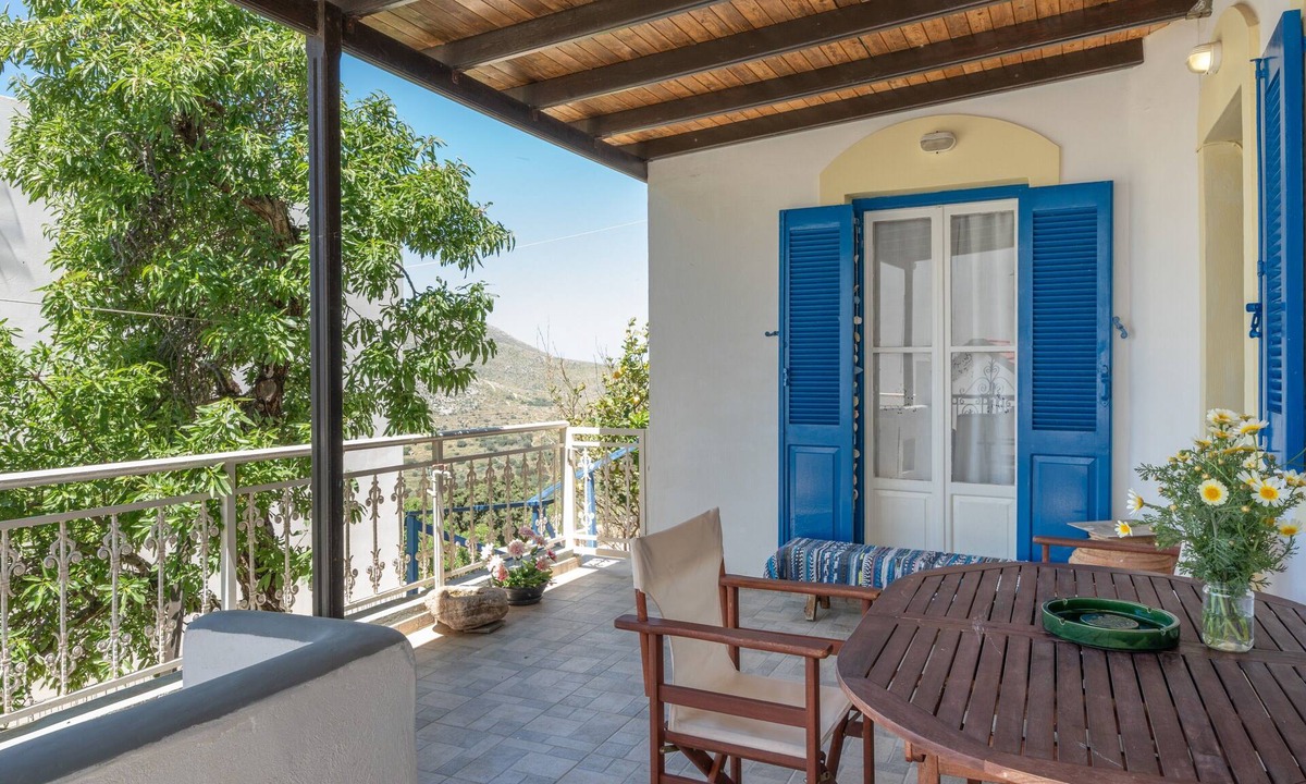 Aegiali House | Holiday Home 'Hippocrates' with Mountain View, Wi-Fi and Air Conditioning