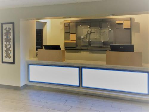 Greensburg Hotel | Holiday Inn Express Greensburg by IHG
