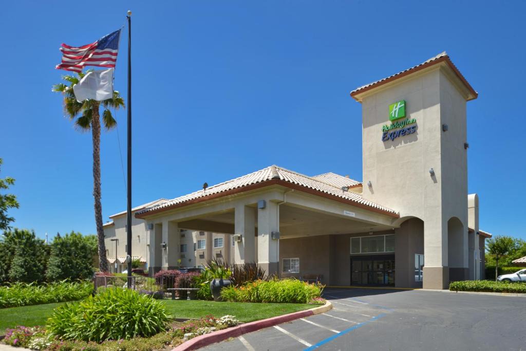 Madera Hotel | Holiday Inn Express Madera by IHG