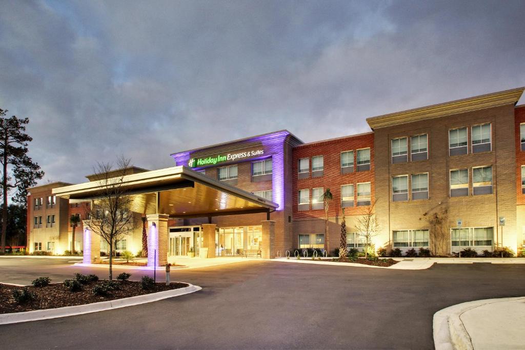 Mount Pleasant Hotel | Holiday Inn Express & Suites Charleston NE Mt Pleasant US17 by IHG