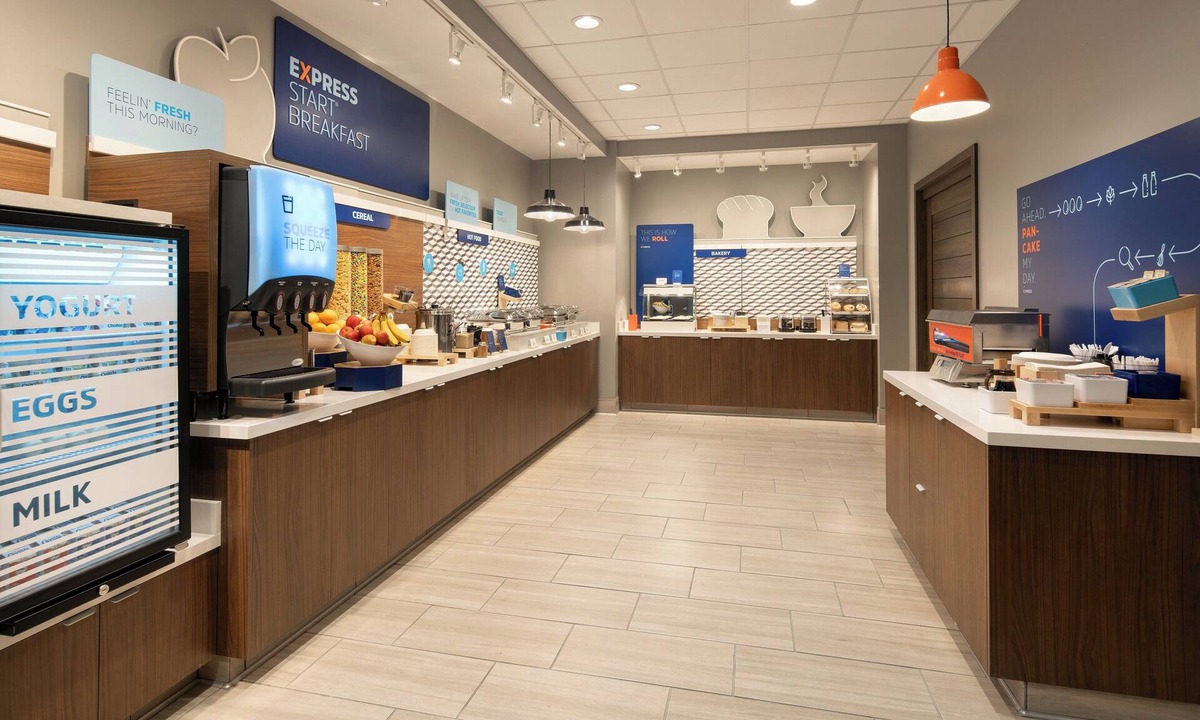 Raisin Hotel | Holiday Inn Express & Suites Fresno Airport by IHG