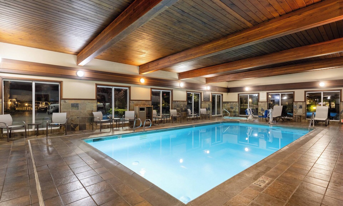 Pleasant Valley Hotel | Holiday Inn Express Vancouver North - Salmon Creek by IHG