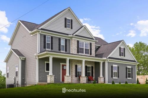 Rutland House | Home for 21 Near Ark - Ensuite Bathrooms - with Pool!