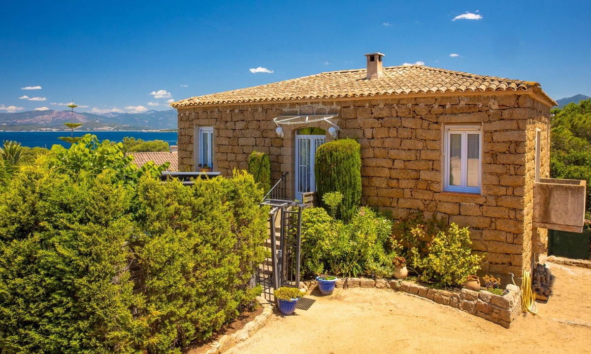 Isolella House | Homerez - House for 4 ppl. with sea view, garden and terrace at Pietrosella
