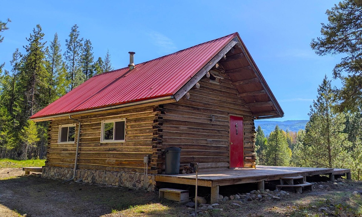 Libby Cabin | Homesteaded log cabin with convenient creek access