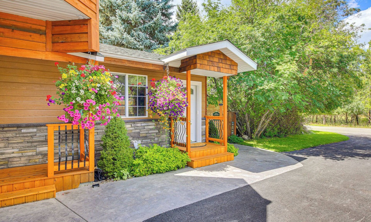 Libby Apartment | Homey Pet-Friendly Libby Cottage w/Yard by Creek!