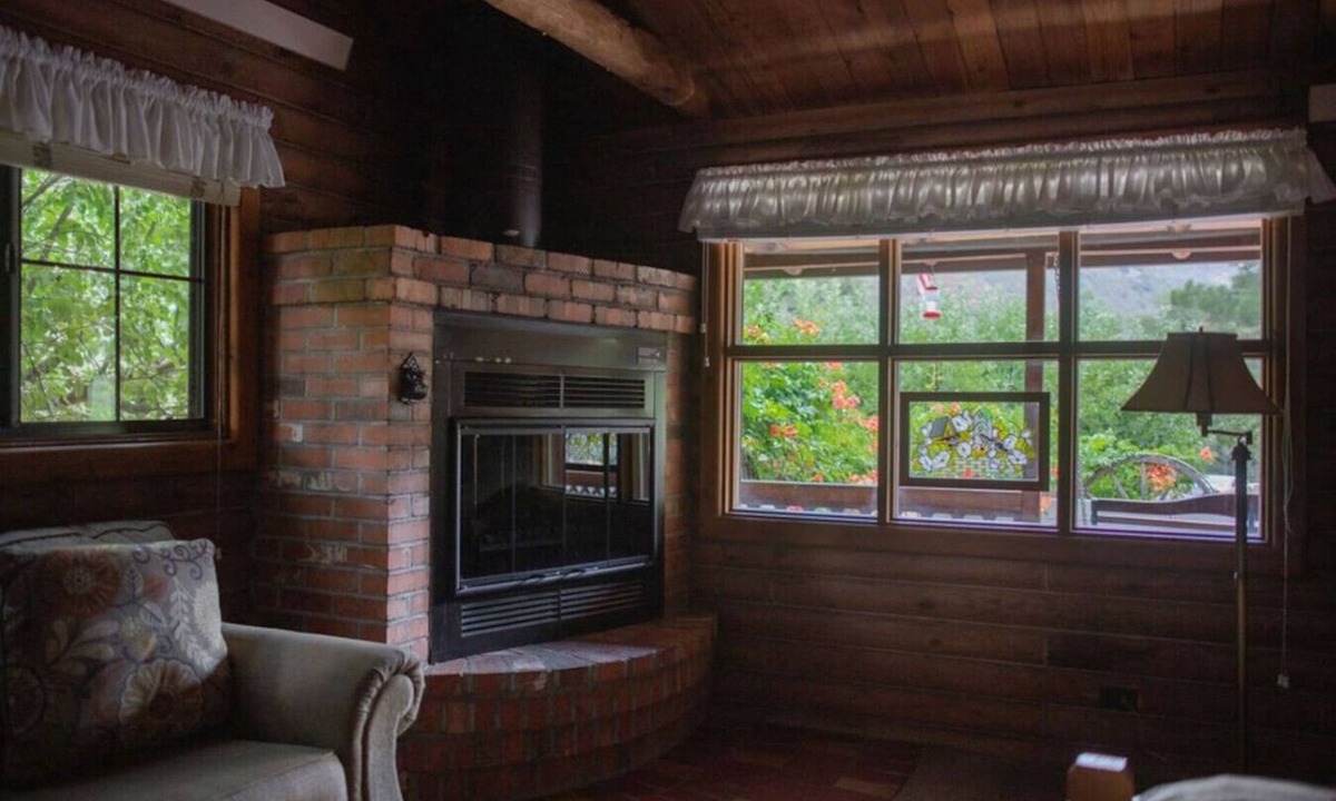 Sedona Cabin | Honeysuckle - Rustic cabin for 2 in Oak Creek Canyon